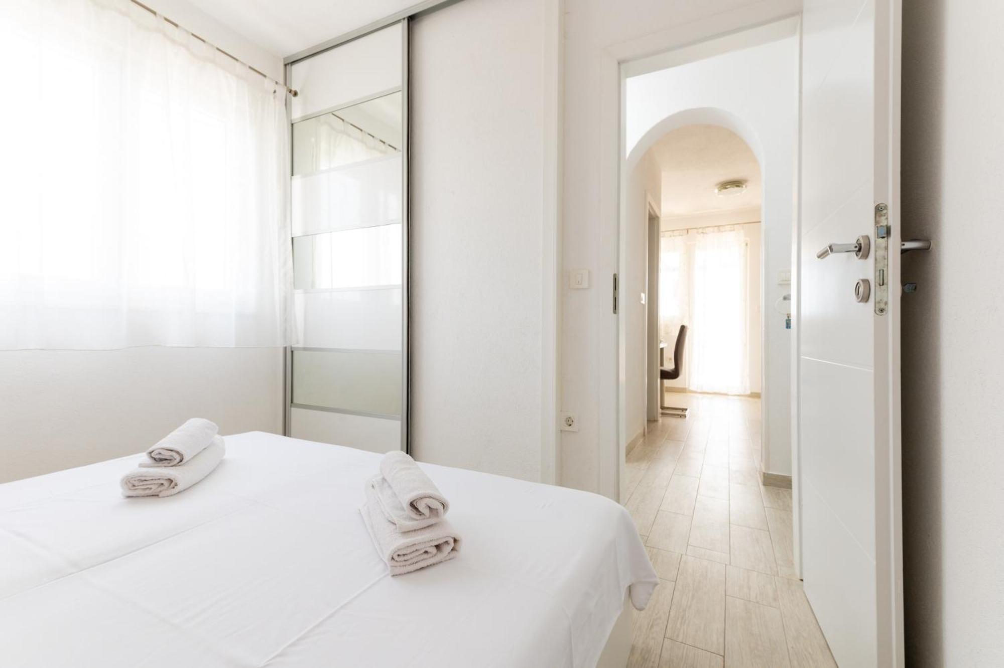 Apartments With A Parking Space Mavarstica, Ciovo - 17803 Трогир Стая снимка